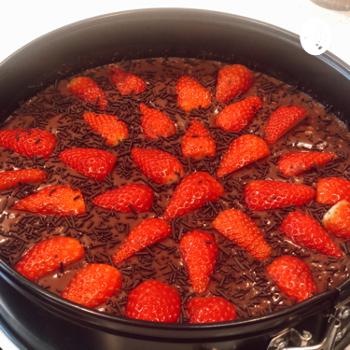 Receta pastel de chocolate con galleta y fresas